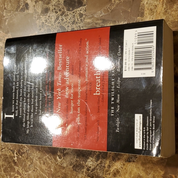 New Moon by Stephanie Meyer - Picture 2 of 2